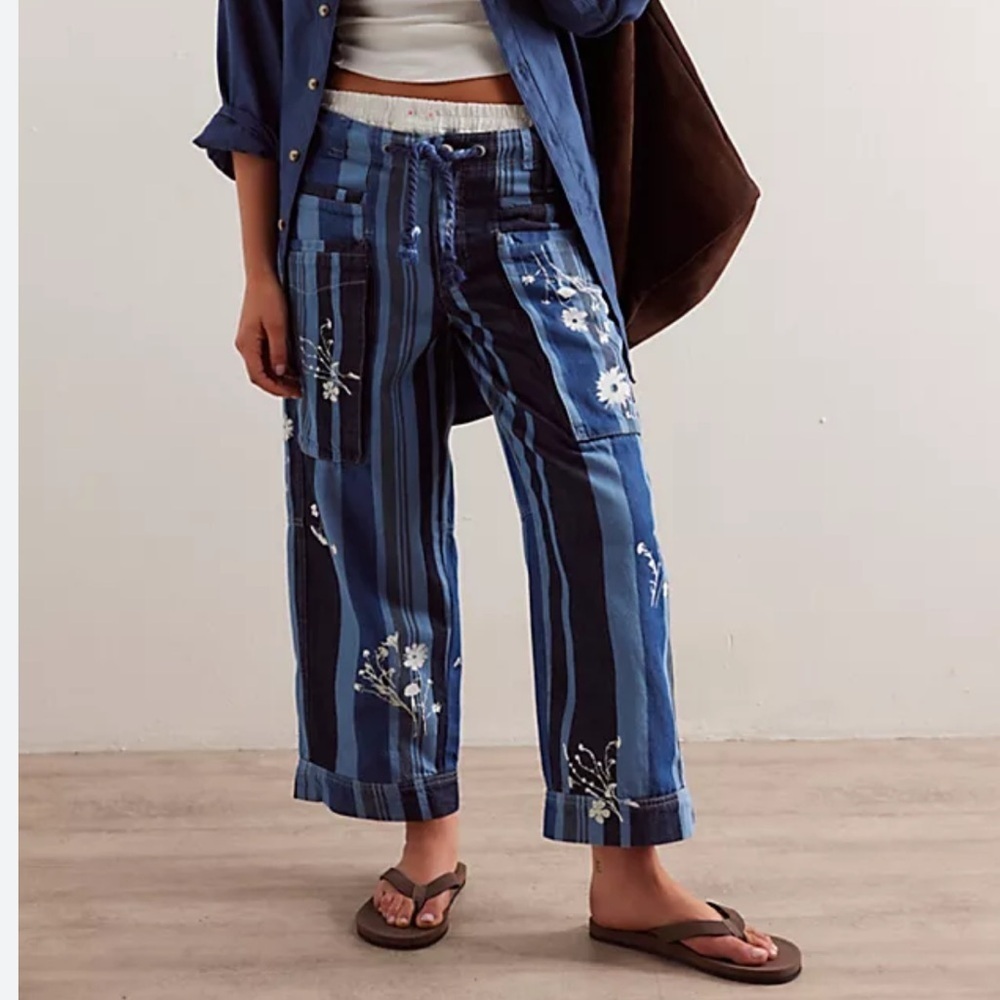 We the Free Cove Crop Pull on Floral Blue Striped Jeans size XS 100% cotton